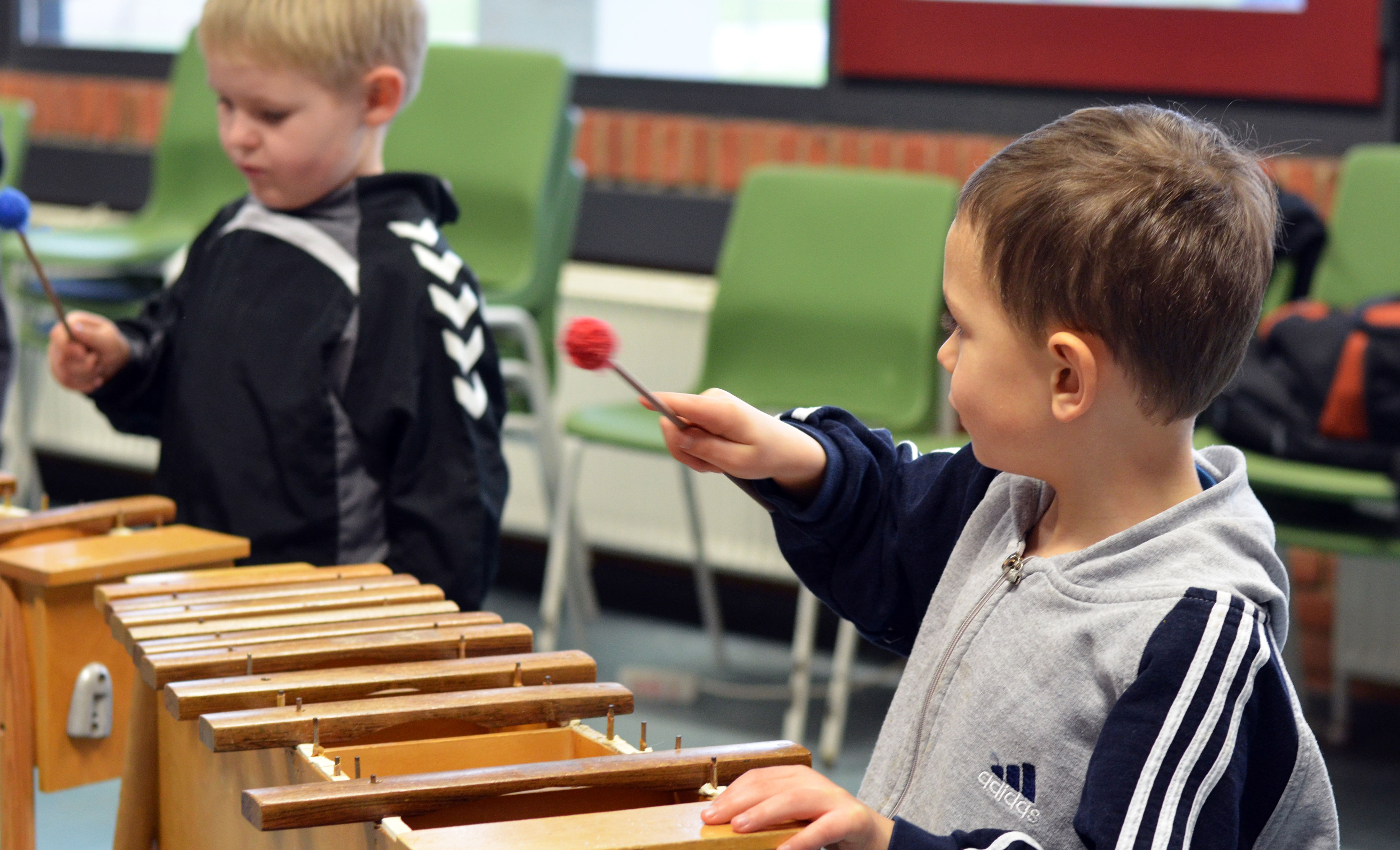To drenge spiller på xylofon